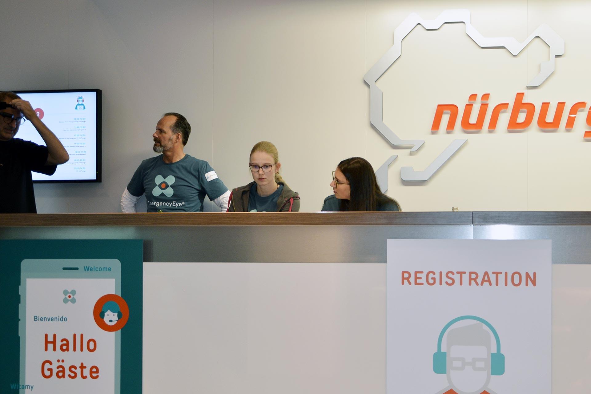 Gespräche an der Registrierung