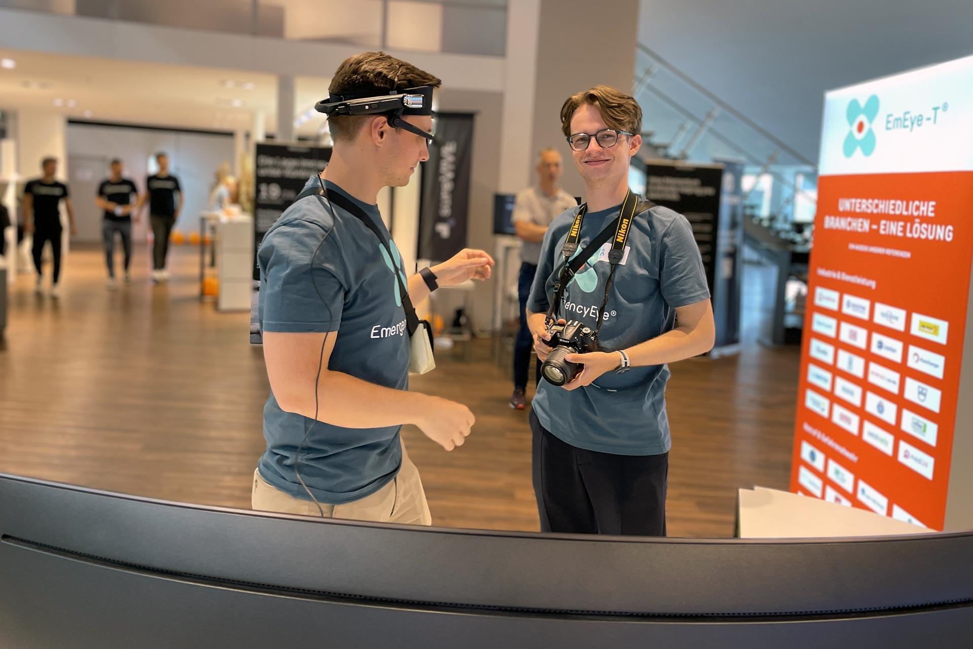 Viktor und Bene mit Glasses und Kamera